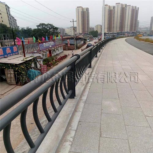 桥梁防撞护栏